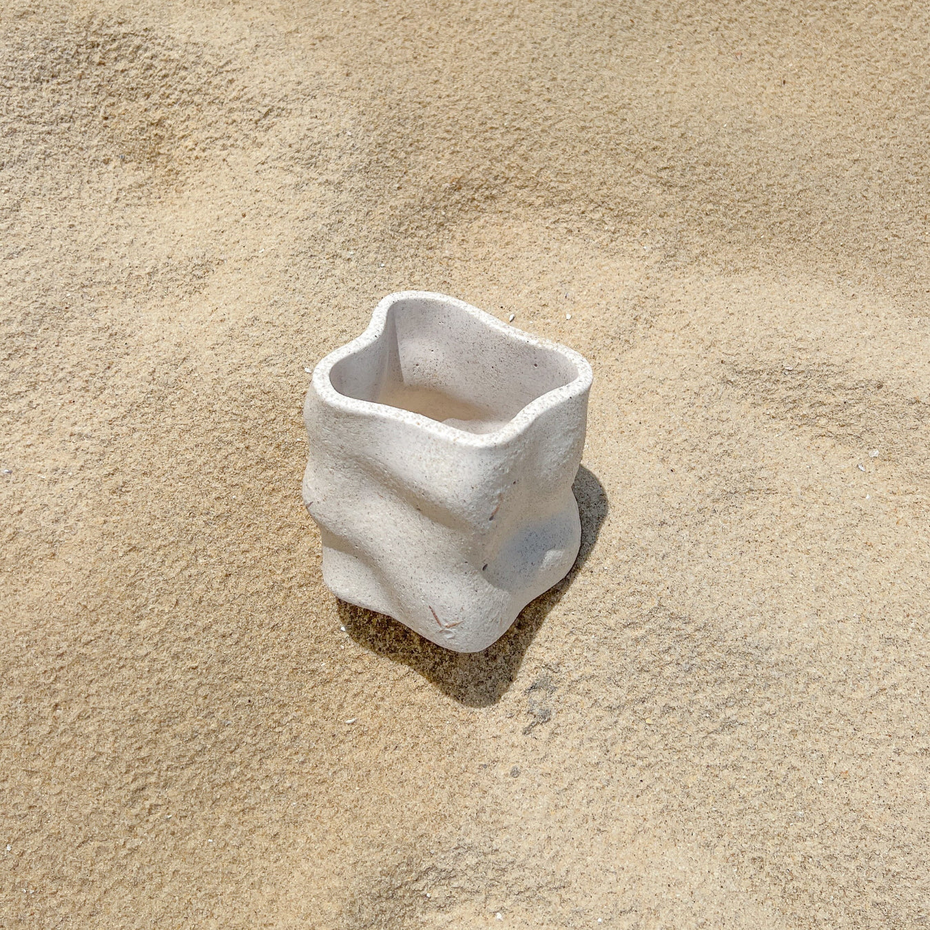 Pot Pitchoun série océan de la marque Meemo studio 10x12cm. Réalisé en jesmonite, une résine écoresponsable