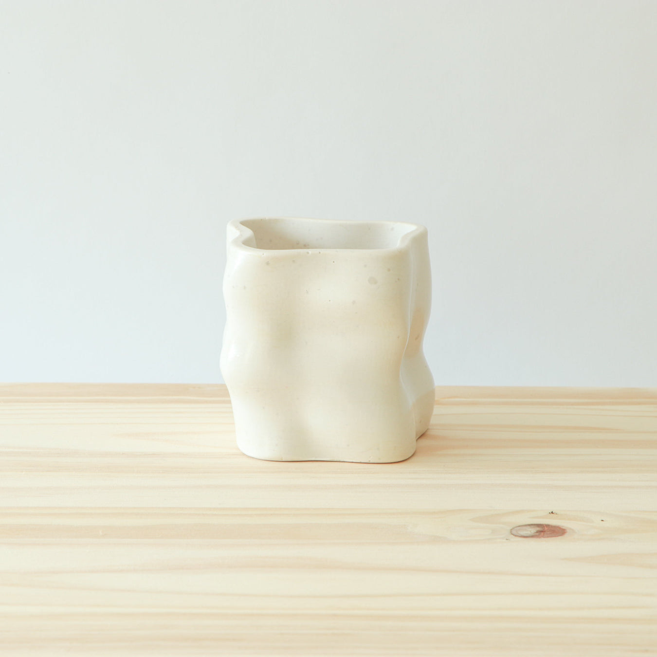 Pot Pitchoun BLANC de la marque Meemo studio 10x12cm. Réalisé en jesmonite, une résine écoresponsable