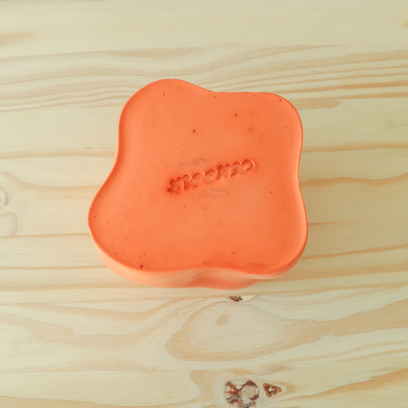 Pot Pitchoun ORANGE de la marque Meemo studio 10x12cm. Réalisé en jesmonite, une résine écoresponsable