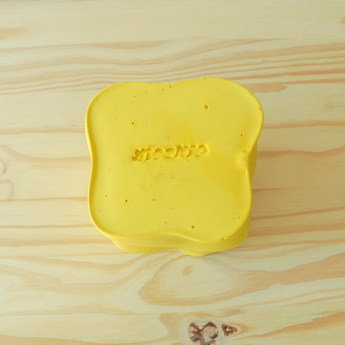 Pot Pitchoun JAUNE de la marque Meemo studio 10x12cm. Réalisé en jesmonite, une résine écoresponsable