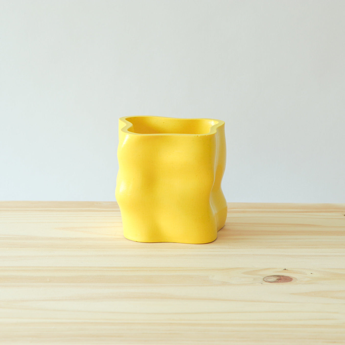 Pot Pitchoun JAUNE de la marque Meemo studio 10x12cm. Réalisé en jesmonite, une résine écoresponsable