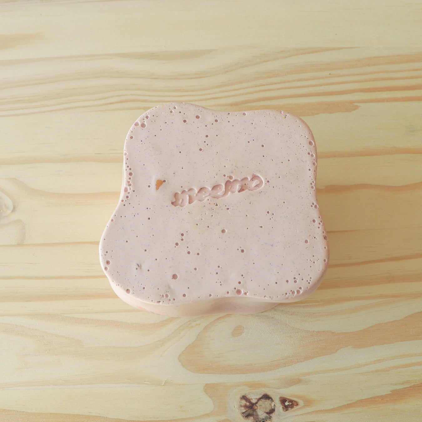 Pot Pitchoun série GOURMANDISE de la marque Meemo studio 10x12cm. Réalisé en jesmonite, une résine écoresponsable