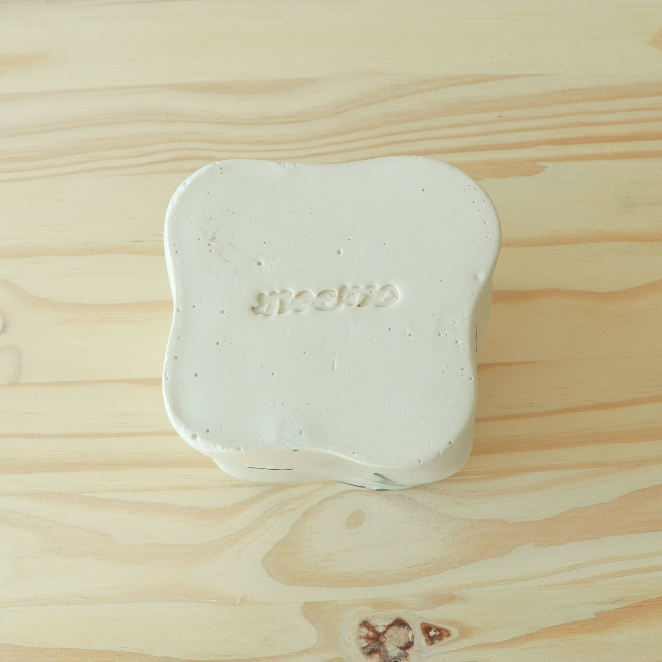 Pot Pitchoun série GOURMANDISE de la marque Meemo studio 10x12cm. Réalisé en jesmonite, une résine écoresponsable