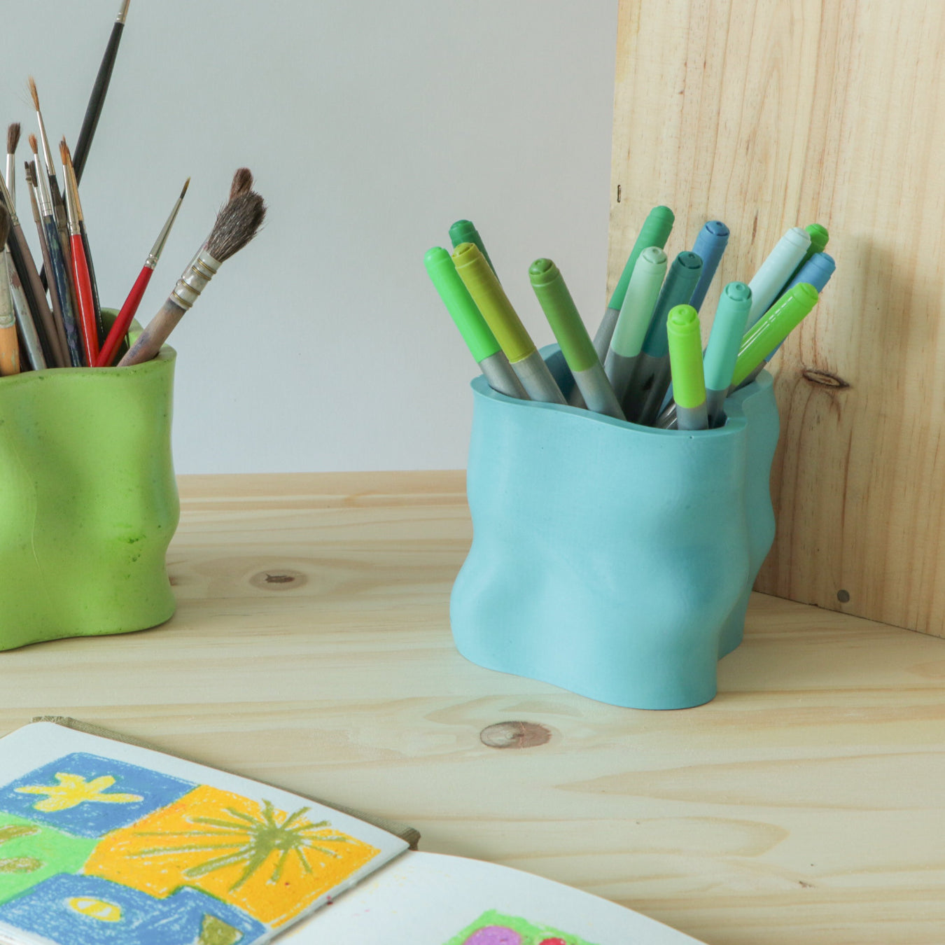 Pot Pitchoun BLEU CIEL de la marque Meemo studio 10x12cm. Réalisé en jesmonite, une résine écoresponsable