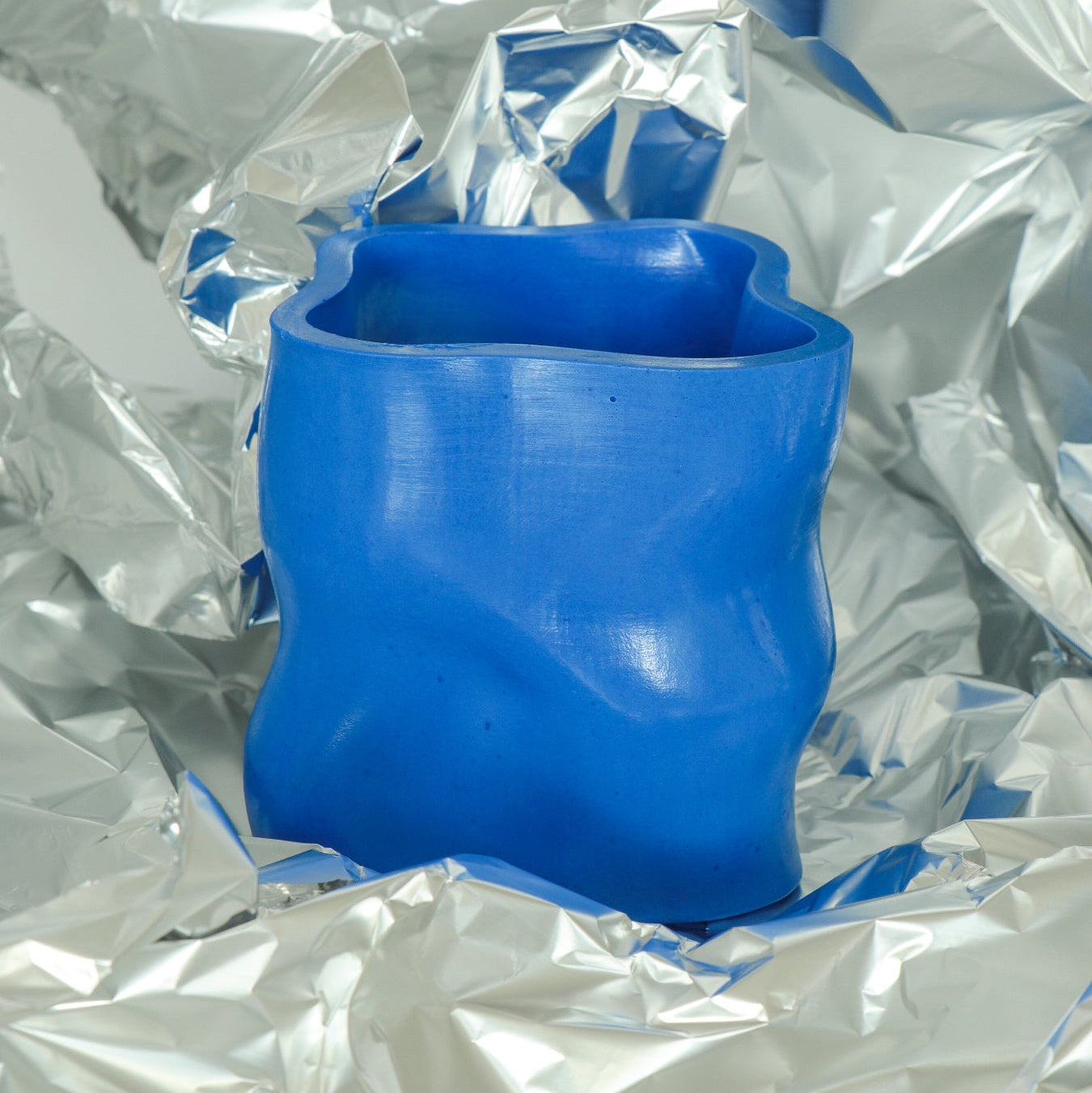Pot Pitchoun BLEU OUTREMER de la marque Meemo studio 10x12cm. Réalisé en jesmonite, une résine écoresponsable